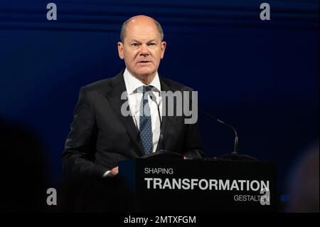 Ensdorf, Allemagne. 01st févr. 2023. Le chancelier allemand OLAF Scholz (SPD) prend la parole lors d'un événement sur le futur site de l'usine de puces Wolfspeed à Ensdorf en Sarre. La société américaine Wolfspeed veut construire une usine de puces moderne en Sarre. Credit: Harald Tittel/dpa/Alay Live News Banque D'Images