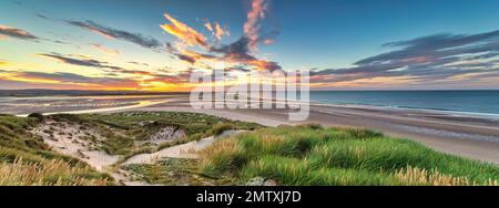 Budle Bay au coucher du soleil, près de Bamburgh, Northumberland, Angleterre, Royaume-Uni Banque D'Images