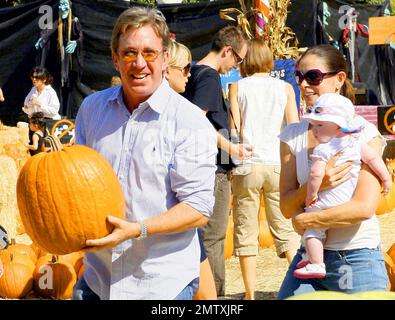 Tim Allen, l'épouse Jane Hajduk et la fille Elizabeth chassent pour leur citrouille familiale à MR Bones Pumpkin Patch à Los Angeles, CA. 10/24/09. Banque D'Images