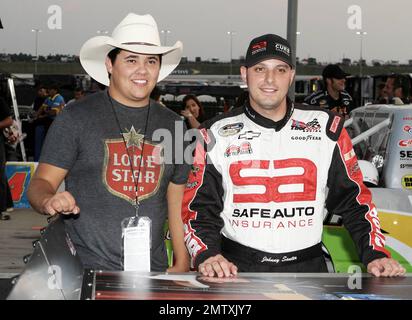 Sensation de musique country up et coming Tim Dugger et le pilote Johnny Sauter attendent par le camion de Sauter avant le début de la NASCAR Camping World Truck Series Good Sam 200 au circuit automobile d'Atlanta, en Géorgie. 2nd septembre 2011. Banque D'Images