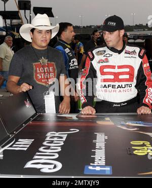 Sensation de musique country up et coming Tim Dugger et le pilote Johnny Sauter attendent par le camion de Sauter avant le début de la NASCAR Camping World Truck Series Good Sam 200 au circuit automobile d'Atlanta, en Géorgie. 2nd septembre 2011. Banque D'Images