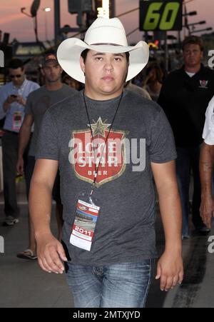 Sensation de la musique country à venir Tim Dugger marche sur la route de la fosse avant le début de la NASCAR Camping World Truck Series Good Sam 200 au Atlanta Motor Speedway à Atlanta, GA. 2nd septembre 2011. Banque D'Images