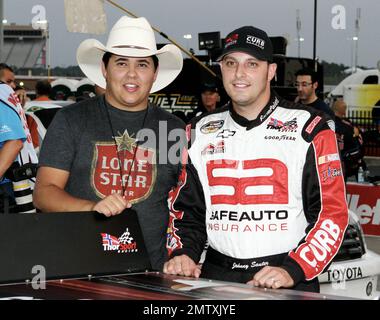 Sensation de musique country up et coming Tim Dugger et le pilote Johnny Sauter attendent par le camion de Sauter avant le début de la NASCAR Camping World Truck Series Good Sam 200 au circuit automobile d'Atlanta, en Géorgie. 2nd septembre 2011. Banque D'Images