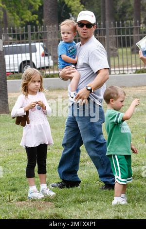 Mark Wahlberg arrive avec ses enfants, sa fille Ella et ses fils Brendan et Michael, à Wadsworth Great Lawn pour le pique-nique annuel 21st De Disney, un temps pour les héros, qui profite de la Fondation Elizabeth Glaser pour le sida pédiatrique. Los Angeles, Californie. 06/13/10. Banque D'Images