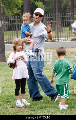 Mark Wahlberg arrive avec ses enfants, sa fille Ella et ses fils Brendan et Michael, à Wadsworth Great Lawn pour le pique-nique annuel 21st De Disney, un temps pour les héros, qui profite de la Fondation Elizabeth Glaser pour le sida pédiatrique. Los Angeles, Californie. 06/13/10. Banque D'Images