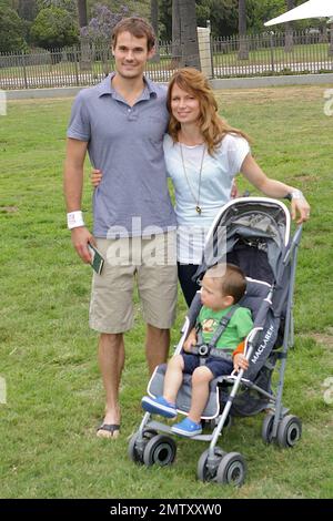 Mary Lynn Rajskub et son mari Matthew Rolph arrivent avec leur fils Valentine Anthony à Wadsworth Great Lawn pour le pique-nique annuel 21st A Time for Heroes Celebrity, profitant de la Fondation Elizabeth Glaser Pediatric AIDS. Los Angeles, Californie. 06/13/10. Banque D'Images