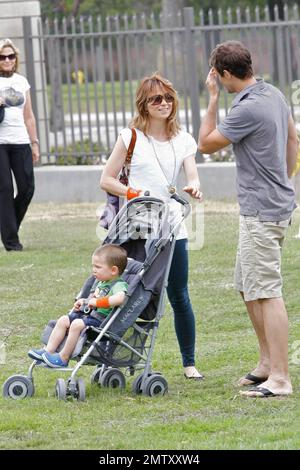 Mary Lynn Rajskub et son mari Matthew Rolph arrivent avec leur fils Valentine Anthony à Wadsworth Great Lawn pour le pique-nique annuel 21st A Time for Heroes Celebrity, profitant de la Fondation Elizabeth Glaser Pediatric AIDS. Los Angeles, Californie. 06/13/10. Banque D'Images