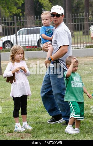 Mark Wahlberg arrive avec ses enfants, sa fille Ella et ses fils Brendan et Michael, à Wadsworth Great Lawn pour le pique-nique annuel 21st De Disney, un temps pour les héros, qui profite de la Fondation Elizabeth Glaser pour le sida pédiatrique. Los Angeles, Californie. 06/13/10. Banque D'Images