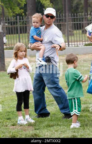 Mark Wahlberg arrive avec ses enfants, sa fille Ella et ses fils Brendan et Michael, à Wadsworth Great Lawn pour le pique-nique annuel 21st De Disney, un temps pour les héros, qui profite de la Fondation Elizabeth Glaser pour le sida pédiatrique. Los Angeles, Californie. 06/13/10. Banque D'Images