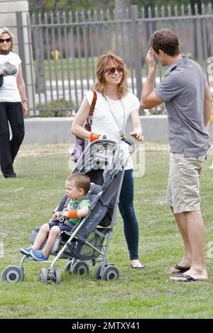 Mary Lynn Rajskub et son mari Matthew Rolph arrivent avec leur fils Valentine Anthony à Wadsworth Great Lawn pour le pique-nique annuel 21st A Time for Heroes Celebrity, profitant de la Fondation Elizabeth Glaser Pediatric AIDS. Los Angeles, Californie. 06/13/10. . Banque D'Images