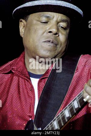 Le chanteur et guitariste Tito Jackson, le frère aîné de l'ancien chanteur de pop Michael Jackson, se produit en direct au Festival africain des arts 21st qui s'est tenu à Washington Park. Jackson, soutenu par un groupe de huit pièces et quatre chanteurs de secours, a produit des chansons de blues qu'il a présentées pour la première fois lors de la série Télévisée A&E « The Jacksons: A Family Dynasty ». Il a enlevé son chapeau de melon et a fait don d'une perruque d'afro pendant une partie de son ensemble où il a traité le public à une méduse de précédents hits de Jackson 5, y compris ABC et IÕll être là, avec l'aide de ses chanteuses de secours vêtues de séquelles. Chicago, Illinois. 09 Banque D'Images