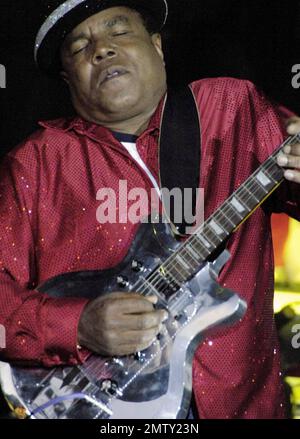 Le chanteur et guitariste Tito Jackson, le frère aîné de l'ancien chanteur de pop Michael Jackson, se produit en direct au Festival africain des arts 21st qui s'est tenu à Washington Park. Jackson, soutenu par un groupe de huit pièces et quatre chanteurs de secours, a produit des chansons de blues qu'il a présentées pour la première fois lors de la série Télévisée A&E « The Jacksons: A Family Dynasty ». Il a enlevé son chapeau de melon et a fait don d'une perruque d'afro pendant une partie de son ensemble où il a traité le public à une méduse de précédents hits de Jackson 5, y compris ABC et IÕll être là, avec l'aide de ses chanteuses de secours vêtues de séquelles. Chicago, Illinois. 09 Banque D'Images