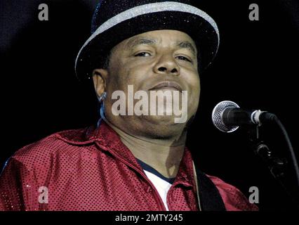 Le chanteur et guitariste Tito Jackson, le frère aîné de l'ancien chanteur de pop Michael Jackson, se produit en direct au Festival africain des arts 21st qui s'est tenu à Washington Park. Jackson, soutenu par un groupe de huit pièces et quatre chanteurs de secours, a produit des chansons de blues qu'il a présentées pour la première fois lors de la série Télévisée A&E « The Jacksons: A Family Dynasty ». Il a enlevé son chapeau de melon et a fait don d'une perruque d'afro pendant une partie de son ensemble où il a traité le public à une méduse de précédents hits de Jackson 5, y compris ABC et IÕll être là, avec l'aide de ses chanteuses de secours vêtues de séquelles. Chicago, Illinois. 09 Banque D'Images