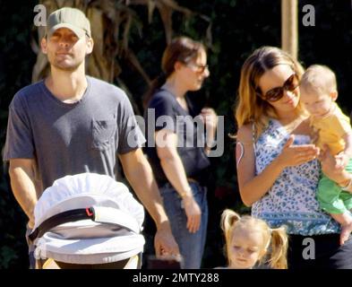 L'acteur Tobey Maguire, la femme Jennifer Meyer et leurs deux enfants Ruby Sweetheart et Otis Tobias passent une journée au MR Bones Pumpkin Patch à la recherche de la citrouille Hallween parfaite à Los Angeles, en Californie. 10/24/09. Banque D'Images