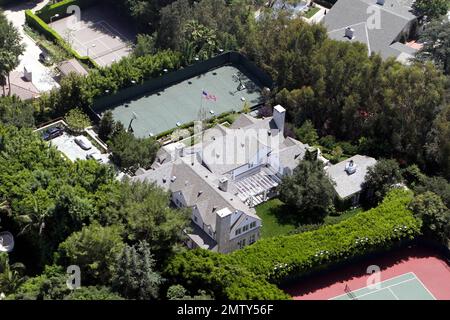Vue aérienne de Tom Cruise et du manoir de Beverly Hills de Katie Holmes, $35 millions. La résidence de style traditionnel, construite à l'origine comme une maison de 10 000 pieds carrés en 1937, a été agrandie il y a quatre ans et comprend maintenant sept chambres et neuf salles de bains. La maison, qui s'étend sur 1,3 hectares, est au bout d'une longue allée derrière les portes et comprend une piscine et un court de tennis. Beverly Hills, Californie. 8th août 2011. Banque D'Images