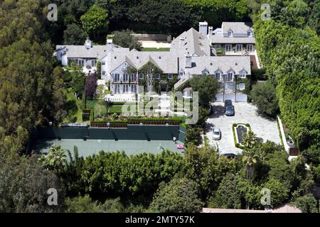 Vue aérienne de Tom Cruise et du manoir de Beverly Hills de Katie Holmes, $35 millions. La résidence de style traditionnel, construite à l'origine comme une maison de 10 000 pieds carrés en 1937, a été agrandie il y a quatre ans et comprend maintenant sept chambres et neuf salles de bains. La maison, qui s'étend sur 1,3 hectares, est au bout d'une longue allée derrière les portes et comprend une piscine et un court de tennis. Beverly Hills, Californie. 8th août 2011. Banque D'Images