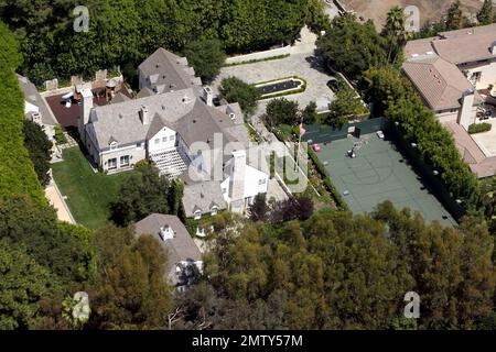 Vue aérienne de Tom Cruise et du manoir de Beverly Hills de Katie Holmes, $35 millions. La résidence de style traditionnel, construite à l'origine comme une maison de 10 000 pieds carrés en 1937, a été agrandie il y a quatre ans et comprend maintenant sept chambres et neuf salles de bains. La maison, qui s'étend sur 1,3 hectares, est au bout d'une longue allée derrière les portes et comprend une piscine et un court de tennis. Beverly Hills, Californie. 8th août 2011. Banque D'Images