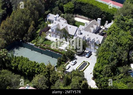 Vue aérienne de Tom Cruise et du manoir de Beverly Hills de Katie Holmes, $35 millions. La résidence de style traditionnel, construite à l'origine comme une maison de 10 000 pieds carrés en 1937, a été agrandie il y a quatre ans et comprend maintenant sept chambres et neuf salles de bains. La maison, qui s'étend sur 1,3 hectares, est au bout d'une longue allée derrière les portes et comprend une piscine et un court de tennis. Beverly Hills, Californie. 8th août 2011. Banque D'Images
