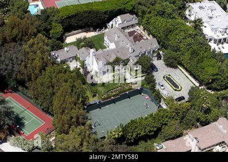 Vue aérienne de Tom Cruise et du manoir de Beverly Hills de Katie Holmes, $35 millions. La résidence de style traditionnel, construite de manière iginale comme une maison de 10 000 pieds carrés en 1937, a été agrandie il y a quatre ans et comprend maintenant sept chambres et neuf salles de bains. La maison, qui s'étend sur 1,3 hectares, est au bout d'une longue allée derrière les portes et comprend une piscine et un court de tennis. Beverly Hills, Californie. 8th août 2011. Banque D'Images