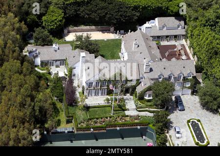 Vue aérienne de Tom Cruise et du manoir de Beverly Hills de Katie Holmes, $35 millions. La résidence de style traditionnel, construite de manière iginale comme une maison de 10 000 pieds carrés en 1937, a été agrandie il y a quatre ans et comprend maintenant sept chambres et neuf salles de bains. La maison, qui s'étend sur 1,3 hectares, est au bout d'une longue allée derrière les portes et comprend une piscine et un court de tennis. Beverly Hills, Californie. 8th août 2011. Banque D'Images