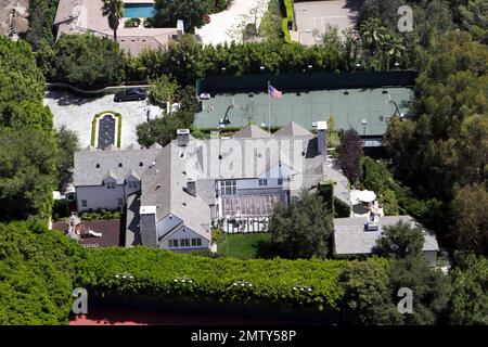 Vue aérienne de Tom Cruise et du manoir de Beverly Hills de Katie Holmes, $35 millions. La résidence de style traditionnel, construite de manière iginale comme une maison de 10 000 pieds carrés en 1937, a été agrandie il y a quatre ans et comprend maintenant sept chambres et neuf salles de bains. La maison, qui s'étend sur 1,3 hectares, est au bout d'une longue allée derrière les portes et comprend une piscine et un court de tennis. Beverly Hills, Californie. 8th août 2011. Banque D'Images