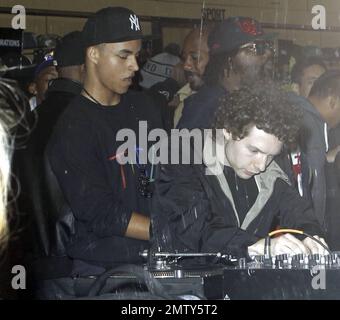 Alors que le mégastar Tom Cruise est à travers le monde au Festival du film de Dubaï, son fils Connor Antony, âgé de 16 ans, également appelé DJ C-squared, arrive au lancement du magasin phare de la nouvelle ère sur la célèbre Melrose Ave. Où il DJ pour l'événement. Ce n'est pas la première fois que le fils de Tom est repéré DJing, il a été rapporté que DJ C-squared, Connor Cruise, a secoué Siren Studios après l'AMA à un événement bénéfice. Los Angeles, Californie. 8th décembre 2011. Banque D'Images