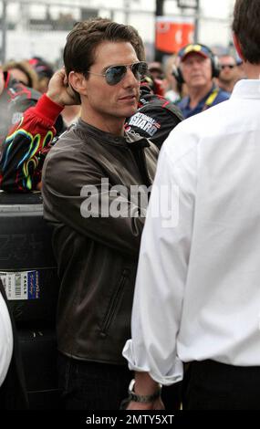 L'acteur Tom Cruise monte dans la boîte à fosse de Jeff Gordon où il regarde le Daytona 500 avec son fils Connor après avoir conduit la voiture de course pour commencer la course à Daytona Beach, FL. 2/15/09. Banque D'Images