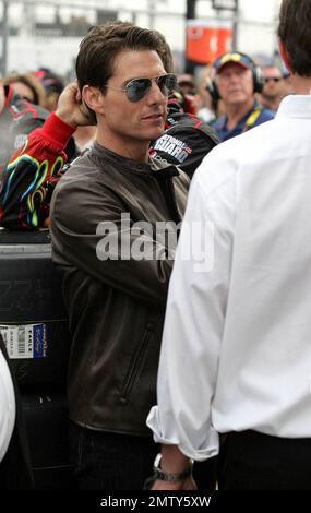 L'acteur Tom Cruise monte dans la boîte à fosse de Jeff Gordon où il regarde le Daytona 500 avec son fils Connor après avoir conduit la voiture de course pour commencer la course à Daytona Beach, FL. 2/15/09. Banque D'Images