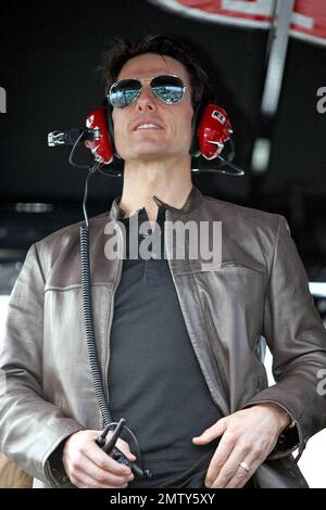 L'acteur Tom Cruise monte dans la boîte à fosse de Jeff Gordon où il regarde le Daytona 500 avec son fils Connor après avoir conduit la voiture de course pour commencer la course à Daytona Beach, FL. 2/15/09. Banque D'Images