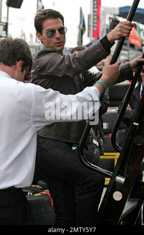 L'acteur Tom Cruise monte dans la boîte à fosse de Jeff Gordon où il regarde le Daytona 500 avec son fils Connor après avoir conduit la voiture de course pour commencer la course à Daytona Beach, FL. 2/15/09. Banque D'Images