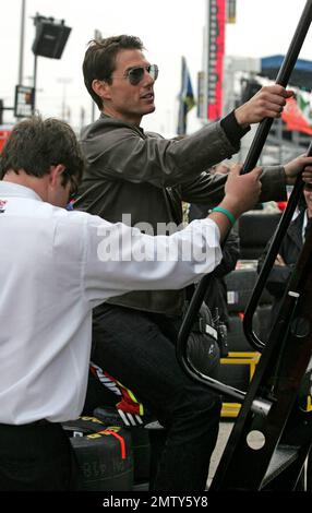 L'acteur Tom Cruise monte dans la boîte à fosse de Jeff Gordon où il regarde le Daytona 500 avec son fils Connor après avoir conduit la voiture de course pour commencer la course à Daytona Beach, FL. 2/15/09. Banque D'Images