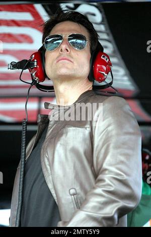 L'acteur Tom Cruise monte dans la boîte à fosse de Jeff Gordon où il regarde le Daytona 500 avec son fils Connor après avoir conduit la voiture de course pour commencer la course à Daytona Beach, FL. 2/15/09. Banque D'Images