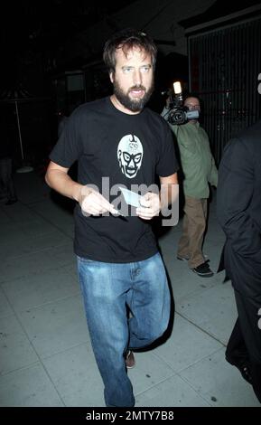 L'acteur et comédien Tom Green se dirige vers Crown Bar avec un ami. Green, une fois marié à Drew Barrymore, accueille actuellement le salon Internet « Tom Green's House ce soir ». Los Angeles, Californie. 8/13/08. Banque D'Images