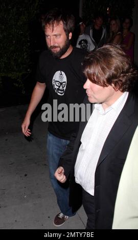 L'acteur et comédien Tom Green se dirige vers Crown Bar avec un ami. Green, une fois marié à Drew Barrymore, accueille actuellement le salon Internet « Tom Green's House ce soir ». Los Angeles, Californie. 8/13/08. Banque D'Images