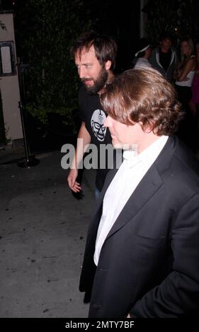 L'acteur et comédien Tom Green se dirige vers Crown Bar avec un ami. Green, une fois marié à Drew Barrymore, accueille actuellement le salon Internet « Tom Green's House ce soir ». Los Angeles, Californie. 8/13/08. Banque D'Images