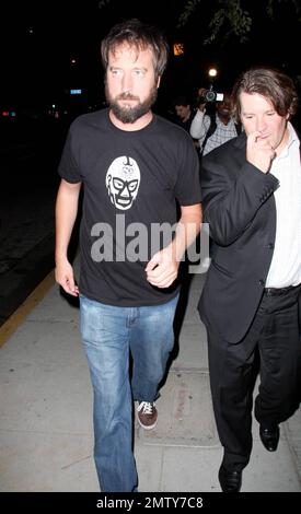 L'acteur et comédien Tom Green se dirige vers Crown Bar avec un ami. Green, une fois marié à Drew Barrymore, accueille actuellement le salon Internet « Tom Green's House ce soir ». Los Angeles, Californie. 8/13/08. Banque D'Images