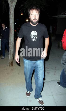 L'acteur et comédien Tom Green se dirige vers Crown Bar avec un ami. Green, une fois marié à Drew Barrymore, accueille actuellement le salon Internet « Tom Green's House ce soir ». Los Angeles, Californie. 8/13/08. Banque D'Images