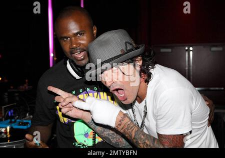 EXCLUSIF !! Rocker Tommy Lee pose avec DJ Kirk à aura boîte de nuit à Atlantis Paradise Island. Lee a fait plusieurs demandes de chansons et a été très heureux de trouver les chansons qu'il aime. Paradise Island, Bahamas. 8/26/09. Banque D'Images