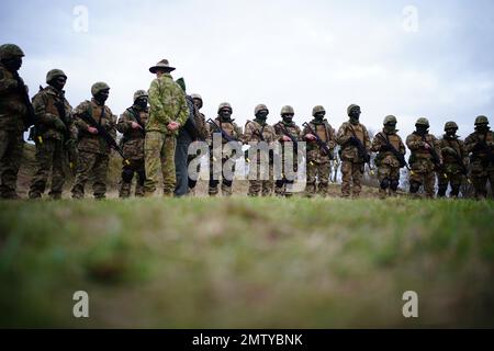 Un membre des Forces armées australiennes s'entretient avec des soldats ukrainiens, en tant que Secrétaire aux Affaires étrangères James habilement, Secrétaire à la Défense Ben Wallace, Ministre australien des Affaires étrangères, sénateur Penny Wong et Vice-Premier ministre Richard Marles, en visite dans la plaine de Salisbury, dans le Wiltshire, Là où les Forces armées australiennes soutiennent la formation de recrues ukrainiennes dirigée par le Royaume-Uni. Date de la photo: Mercredi 1 février 2023. Banque D'Images