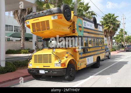 EXCLUSIF !! Ce bus scolaire américain bizarre donne une nouvelle signification au terme « Double Decker » ! Il a été découvert à Miami et est le « Tupsy-Turvy bus » de Teva Learning CenterÕs, qui traverse le sud-est des États-Unis jusqu'en avril, et qui propose des programmes axés sur des sujets scientifiques, la résolution de problèmes environnementaux et les valeurs juives. Miami Beach, FL, 03/23/11. Banque D'Images