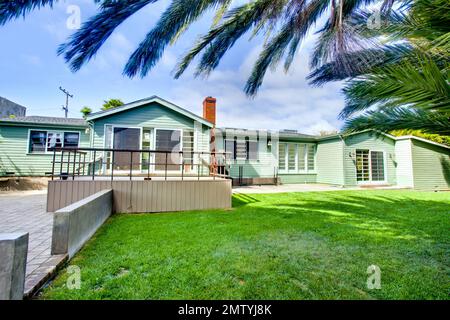 Selon les rapports Tori Spelling et le mari Dean McDermott ont énuméré leur maison Malibu pour la vente à un prix demandé de $2,675 millions de dollars. Le bungalow point Dume California de 1,73 hectares dispose de 3 chambres et 2,5 salles de bains avec des planchers de chêne français vieux de 100 ans, la cuisine du chef, ses et ses placards principaux, un plan d'étage idéal avec des curseurs personnalisés et de grandes fenêtres donnant la possibilité de profiter de l'extérieur. La propriété privée et sereine avec des droits de plage convoités dispose d'un paysage luxuriant indigène et mature avec un grand jardin biologique, des arbres fruitiers et une cour herbeuse. Banque D'Images