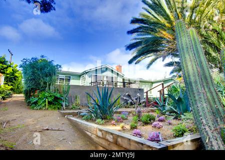 Selon les rapports Tori Spelling et le mari Dean McDermott ont énuméré leur maison Malibu pour la vente à un prix demandé de $2,675 millions de dollars. Le bungalow point Dume California de 1,73 hectares dispose de 3 chambres et 2,5 salles de bains avec des planchers de chêne français vieux de 100 ans, la cuisine du chef, ses et ses placards principaux, un plan d'étage idéal avec des curseurs personnalisés et de grandes fenêtres donnant la possibilité de profiter de l'extérieur. La propriété privée et sereine avec des droits de plage convoités dispose d'un paysage luxuriant indigène et mature avec un grand jardin biologique, des arbres fruitiers et une cour herbeuse. Banque D'Images