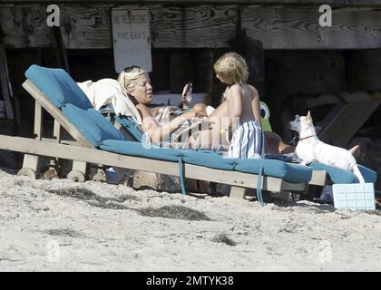 EXCLUSIF !! L'actrice enceinte et auteure Tori Spelling porte un maillot de bain à motifs alors qu'elle se détend sur la plage avec ses chiens et son fils Liam pendant les vacances du 4 juillet à Malibu, en Californie. 7/4/11. Banque D'Images