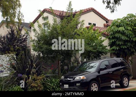 Exclusif !! C'est la nouvelle maison de Dean McDermott à Los Angeles. Le couple aurait payé $2 275 000 pour la maison de 3 300 pieds carrés qui dispose de 5 chambres et 3,5 salles de bains. La maison sur mesure dispose d'un grand salon, salle à manger formelle et cuisine gastronomique avec des plans de travail en granit et des appareils en acier inoxydable. Les autres équipements incluent des sols en chêne teinté au rez-de-chaussée, une suite principale avec deux placards et vue sur la ville et un paysage luxuriant l'année dernière avec piscine d'eau salée, barbecue built0in et un coin repas couvert. Il est situé dans un quartier calme et familial Banque D'Images