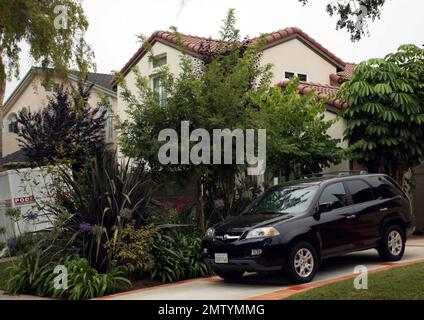 Exclusif !! C'est la nouvelle maison de Dean McDermott à Los Angeles. Le couple aurait payé $2 275 000 pour la maison de 3 300 pieds carrés qui dispose de 5 chambres et 3,5 salles de bains. La maison sur mesure dispose d'un grand salon, salle à manger formelle et cuisine gastronomique avec des plans de travail en granit et des appareils en acier inoxydable. Les autres équipements incluent des sols en chêne teinté au rez-de-chaussée, une suite principale avec deux placards et vue sur la ville et un paysage luxuriant l'année dernière avec piscine d'eau salée, barbecue built0in et un coin repas couvert. Il est situé dans un quartier calme et familial Banque D'Images