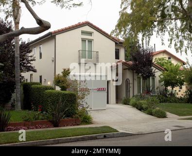 Exclusif !! C'est la nouvelle maison de Dean McDermott à Los Angeles. Le couple aurait payé $2 275 000 pour la maison de 3 300 pieds carrés qui dispose de 5 chambres et 3,5 salles de bains. La maison sur mesure dispose d'un grand salon, salle à manger formelle et cuisine gastronomique avec des plans de travail en granit et des appareils en acier inoxydable. Les autres équipements incluent des sols en chêne teinté au rez-de-chaussée, une suite principale avec deux placards et vue sur la ville et un paysage luxuriant l'année dernière avec piscine d'eau salée, barbecue built0in et un coin repas couvert. Il est situé dans un quartier calme et familial Banque D'Images