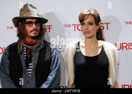 SEULEMENT les Etats-Unis, LE CANADA, LE MEXIQUE, L'AMÉRIQUE LATINE SAUF LE BRÉSIL - Johnny Depp et Angelina Jolie à la photo pour "le touriste" à Madrid, Espagne. 12/16/10. Banque D'Images