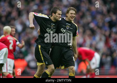 Rodger Johnson et Glen Loovens célèbrent la victoire de la ville de Cardiff sur Barnsley en demi-finale de la FA Cup au stade de Wembley le 6 avril 2008 par un objectif nul. Cette image est liée par les restrictions de Dataco sur la façon dont elle peut être utilisée. UTILISATION ÉDITORIALE UNIQUEMENT aucune utilisation avec des fichiers audio, vidéo, données, listes de présentoirs, logos de club/ligue ou services « live » non autorisés. Utilisation in-match en ligne limitée à 120 images, pas d'émulation vidéo. Aucune utilisation dans les Paris, les jeux ou les publications de club/ligue/joueur unique Banque D'Images