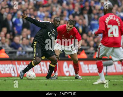 Jimmy Floyd Hasselbank de Cardiff City sur le ballon sous la pression de Stephen Foster lors de la demi-finale de la FA Cup contre Barnsley au stade de Wembley à Londres, le 6 avril 2008. Cardiff City a gagné le match 1-0. --- L'utilisation sur mobile et sur le site Web des photos de football anglais national est soumise à l'obtention d'une licence d'utilisateur final photographique de Football DataCo Ltd tel : +44 (0) 207 864 9121 ou e-mail accreditations@football-dataco.com - S'applique aux matchs de premier et de Football League Banque D'Images