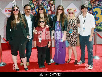 (G-D) Alessandra Garcia-Lorido, Andy Garcia, épouse Marivi Lorido Garcia, Andres Garcia-Lorido, Dominik Garc’a-Lorido, Daniella Garcia-Lorido et invité posent sur le tapis rouge lors de la première de «Toy Story 3» tenue au théâtre El Capitan. Le troisième film de la franchise Walt Disney Pictures voit les acteurs Tom Hanks, Tim Allen et Joan Cusack reprendre leurs rôles de personnages familiers Woody, Buzz Lightyear et Jessie, respectivement, avec le réalisateur Lee Unkrich (directeur de 'Monsters, Inc.' et 'Finding Nemo') à la barre. Los Angeles, Californie. 06/13/10. Banque D'Images